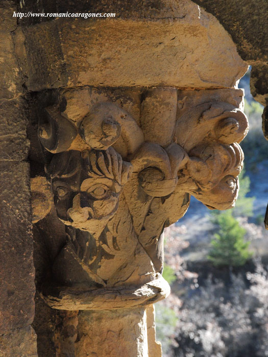 CAPITEL DE LA SALA OCULTA. LEONES ANDRFAGOS